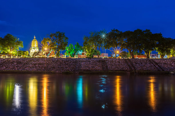 灯光在南河和Chedi的Prang Wat Phra Si Rattana Mahathat也在南河和公园的夜晚在彭世洛，泰国。图片下载