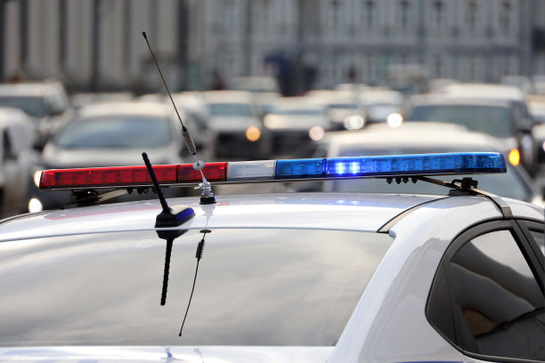 警车在城市街道上闪烁着灯光图片下载