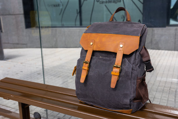 特写时尚时尚的背包摄影师在长凳上没有人。图片下载