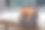 特写时尚时尚的背包摄影师在长凳上没有人。图片下载