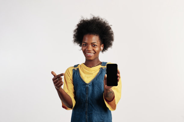 非裔美国女孩在黄色毛衣的姿势图片下载