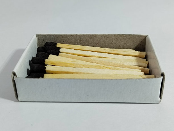 打开的火柴盒（在白色背景上隔离）图片下载