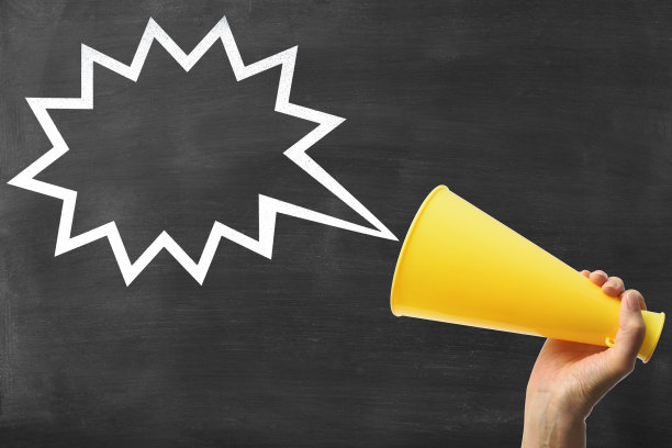 手持扩音器，黑板上有空白的演讲气泡图片下载