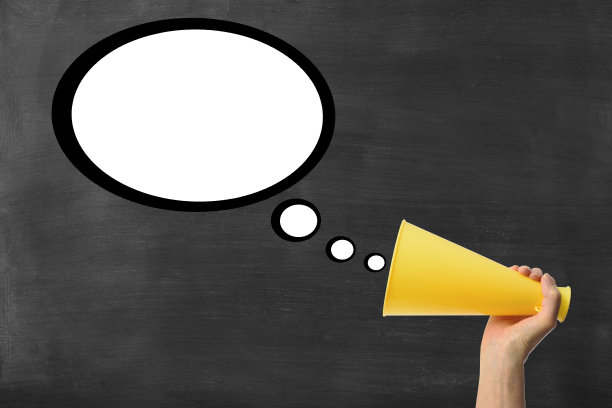 手持扩音器，黑板上有空白的演讲气泡图片下载