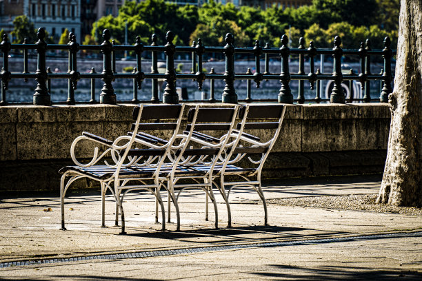 布达佩斯多瑙河旁长廊上的3把椅子图片下载