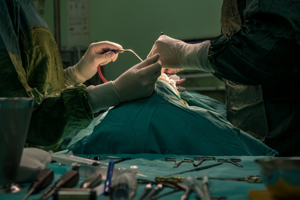 手术过程中，医护人员、病人、手术台图片下载