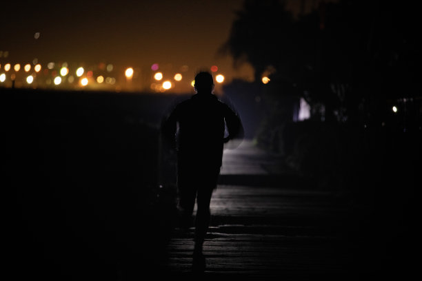 在夜晚奔跑图片下载