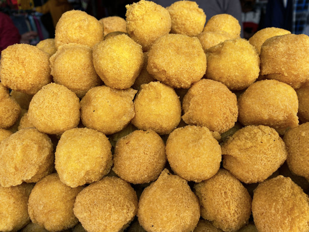 特写图片，一堆酥脆的公羊ladoo(分割绿豆和鹰嘴豆小扁豆油条)，印度街头美食素食小吃，重点在前景图片下载