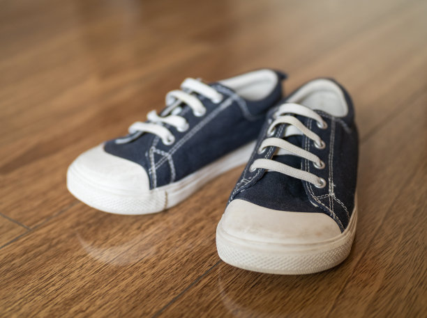 地板上的儿童帆布鞋图片下载