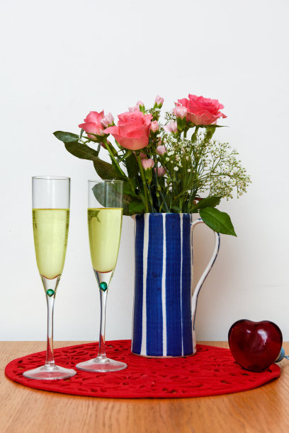 情人节礼物和鲜花摆放在桌子上图片下载