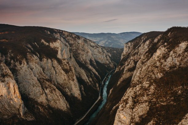 美丽的风景，河流在巨大的岩石之间流淌。图片下载