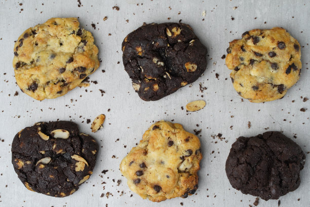 一叠白色和黑色的c图片下载