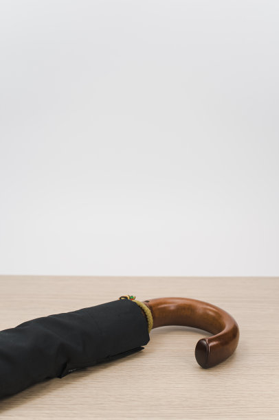 孤立的豪华折叠伞与木制背景的木质手柄图片下载