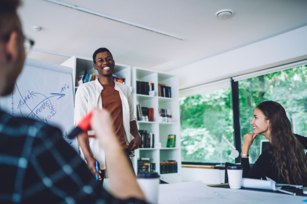 开朗的同事在与聪明随意的大学朋友合作时开怀大笑，一群年轻的学生在研讨会上头脑风暴，千禧一代在团队合作中感觉良好图片下载