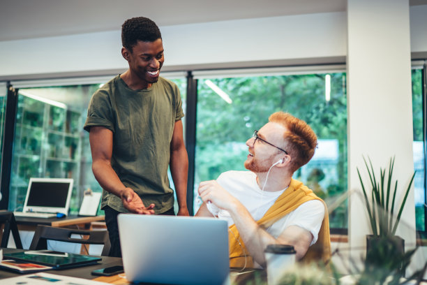 多民族同事之间的交流图片下载