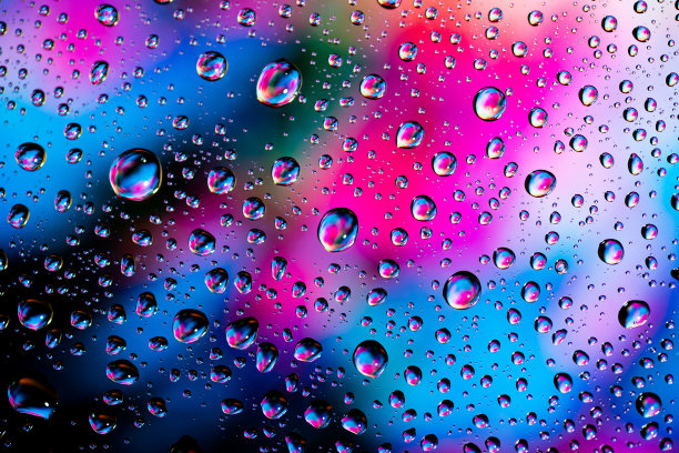 特写镜头的许多水滴与五彩缤纷的背景图片下载