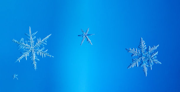 玻璃上结霜了。抽象的自然纹理。图片下载