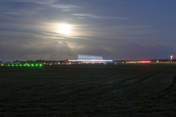 长时间曝光一架飞机起飞远离相机图片下载