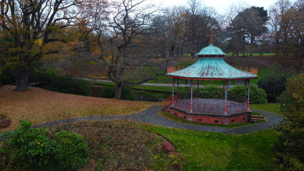 公园里一个亭子的特写图片下载