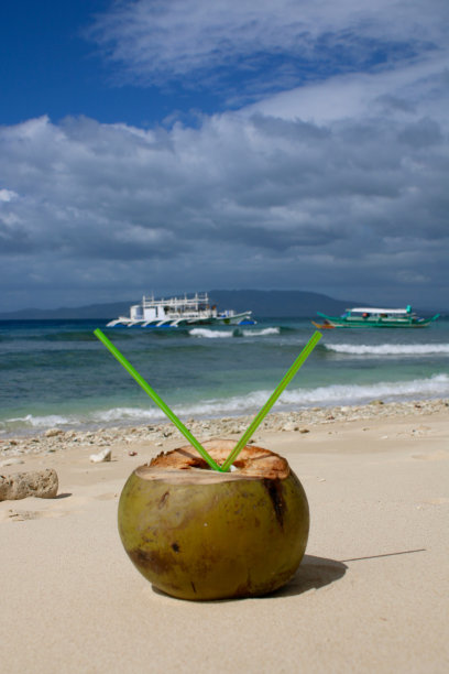 海滩上的椰子饮料。图片下载