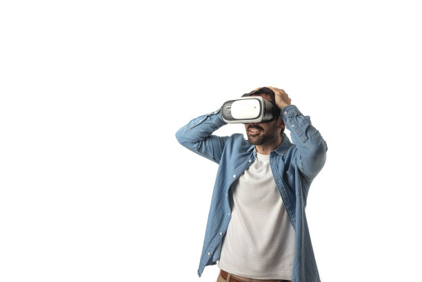 惊讶的男子戴着VR眼镜触摸头部，双手孤立在白色背景上。图片下载