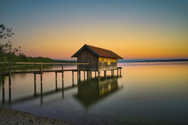 巴伐利亚湖上孤独的钓鱼小屋的美丽照片，
德国图片下载