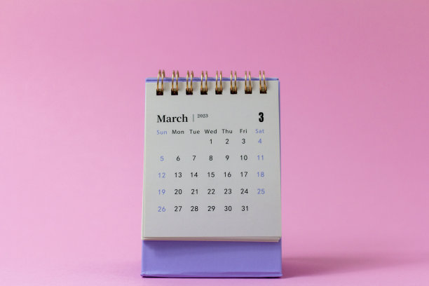 你好,春天。2023年3月的日历。用于计划的桌面日历。图片下载