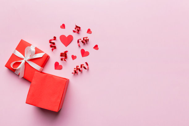 情人节快乐开心形礼盒，小心形，彩色背景，情人节卡片顶观概念图片下载