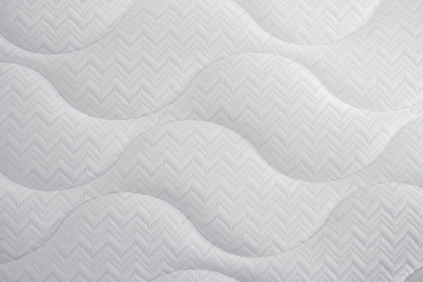 特写的白色和柔软的枕头与漂亮的图案图片下载