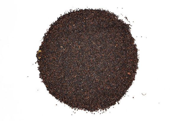 干燥的红茶分离在白色背景上。黑锡兰茶。图片下载