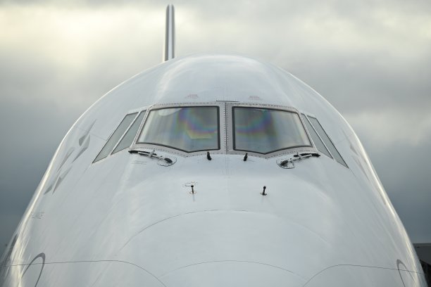 一架飞机在空中飞行的特写图片下载