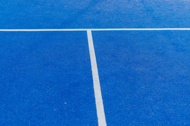 蓝色网球场的白线图片下载