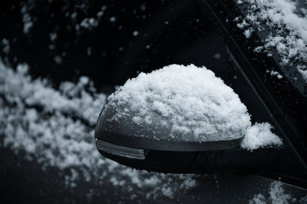 下雪时汽车后视镜上的雪图片下载
