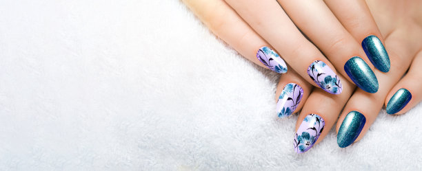 蓝色的花美甲，长而锋利的指甲紧靠在白色背景上。凝胶的指甲。图片下载