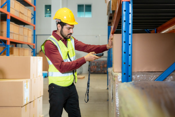 亚洲员工在一个大仓库里一起检查货物。图片下载