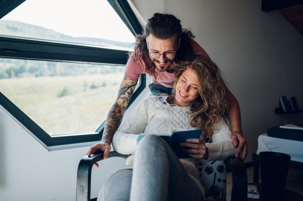 夫妻在家里一起读书，拥抱图片下载