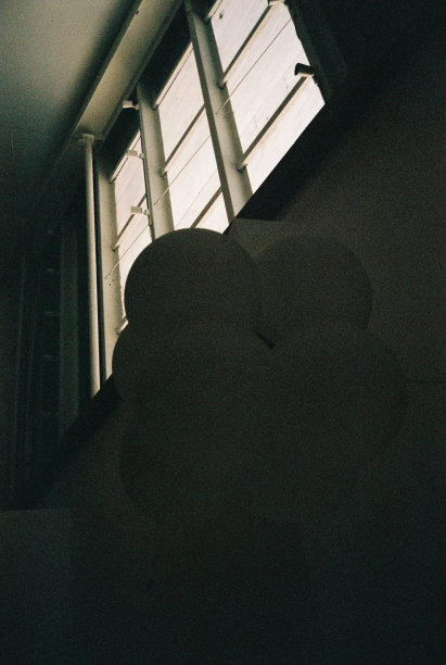 窗户边的气球图片下载