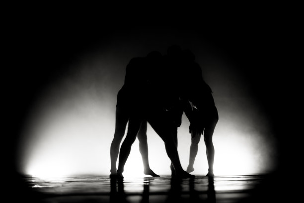 现代芭蕾舞演员表演。动态模糊和烟雾。图片下载