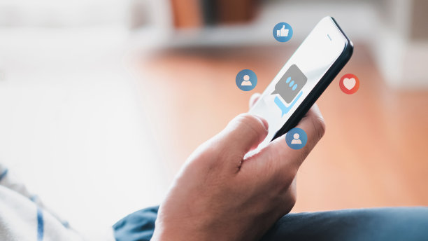 在在线社交媒体平台上与朋友聊天和交流时，在智能手机上打字时，选择性地关注男人的手。人们可以分享或上传照片和内容的虚拟社区。图片下载