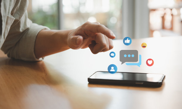 在在线社交媒体平台上与朋友聊天和交流时，在智能手机上打字时，选择性地关注男人的手。人们可以分享或上传照片和内容的虚拟社区。图片下载