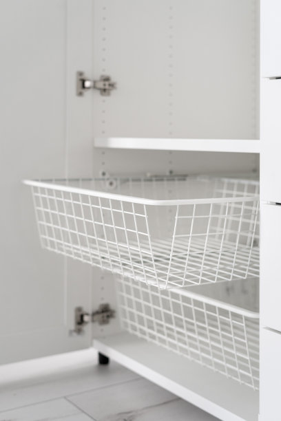 木质衣柜内的白色金属篮子，特写图片下载