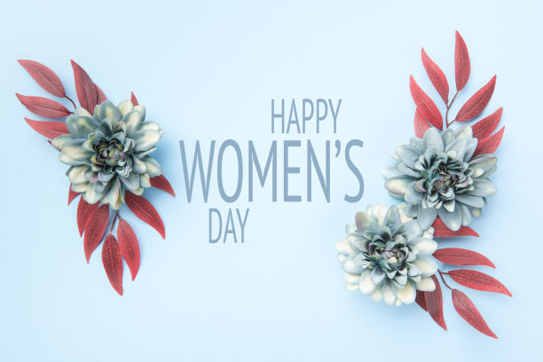 妇女节快乐，淡蓝色背景。平铺鲜花贺卡与美丽的丝绸花朵。图片下载