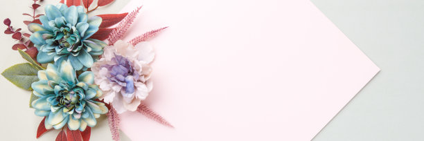 母亲节快乐，妇女节，情人节或生日彩色彩旗。花平铺贺卡模板与美丽的丝绸花。图片下载