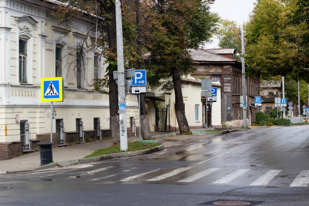 街道老房子行人过路标志。图片下载