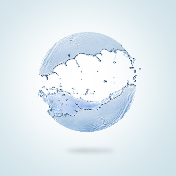 由水构成的球体在浅蓝色的背景上飞溅图片下载