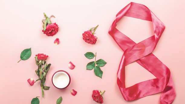 妇女节礼物。一套专业的装饰化妆品，化妆工具和配件的色彩背景。美与时尚理念。平面构图，俯视图图片下载