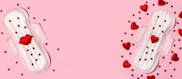 粉色背景上有红色亮片的卫生巾。女性月经的概念。女性卫生用品。横幅。副本的空间。图片下载
