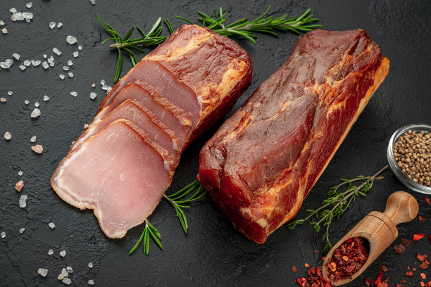 深色背景的烟熏肉干。有机农场的天然产品图片下载