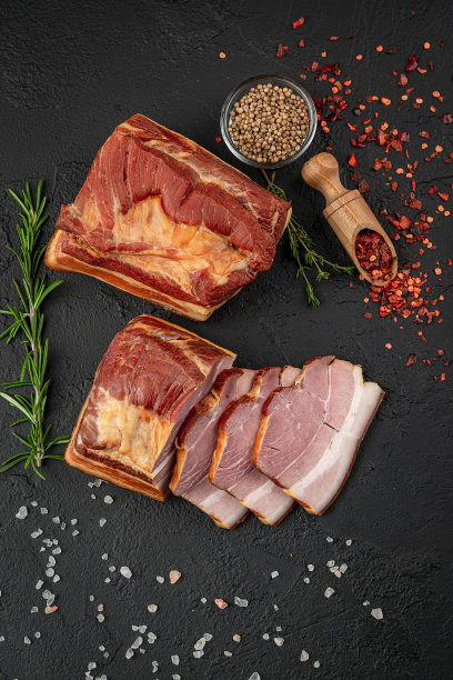 美味的手工熏肉板在砧板上。图片下载