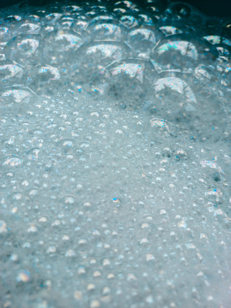 蓝色肥皂泡的特写视图，背景图像和科学。图片下载